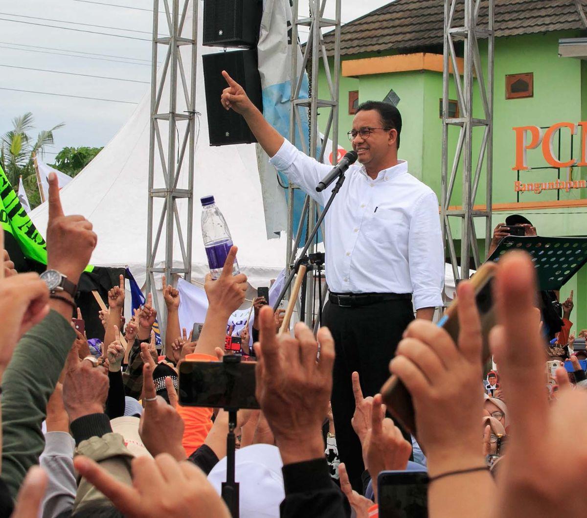Calon Presiden nomor urut 1, Anies Rasyid Baswedan bersama ribuan pendukung mengangkat telunjuknya saat menghadiri kampanye akbar yang berlangsung di Lapangan Jambidan, Bantul, Daerah Istimewa Yogyakarta (DIY), pada Selasa (23/1/2024). Foto: AFP/Devi Rahm