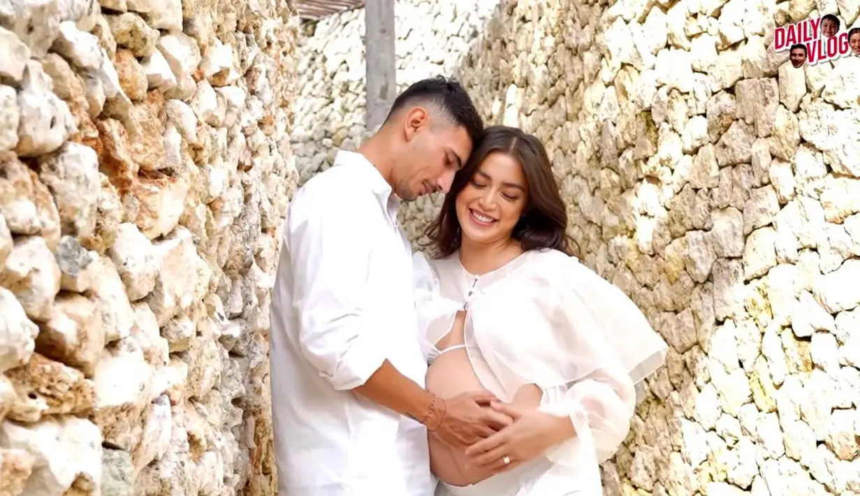 Berbeda dari konsep sebelumnya, pemotretan dalam balutan busana serba putih ini dilakukan secara outdoor, mulai dari berpose di tangga hingga tepian kolam renang. (YouTube/Jessica Iskandar).