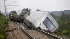 Sebuah kereta yang membawa 120 penumpang terlihat tergelincir antara Iggesund dan Hudiksvall di Swedia, Senin 7 Agustus 2023. (Mats Andersson/TT News Agency via AP)