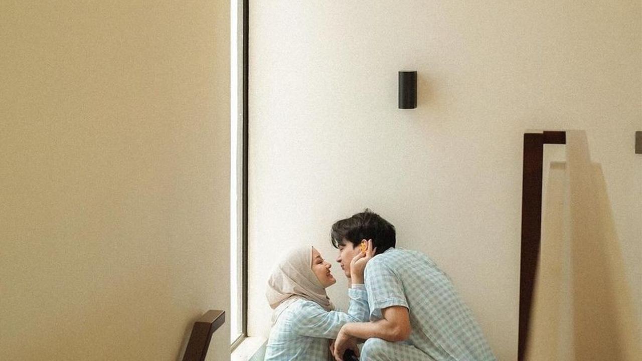 Namun, dalam salah satu postingan Instagram, Rey Mbayang bercerita tentang rumah tangga yang pasti penuh lika-liku.<br>