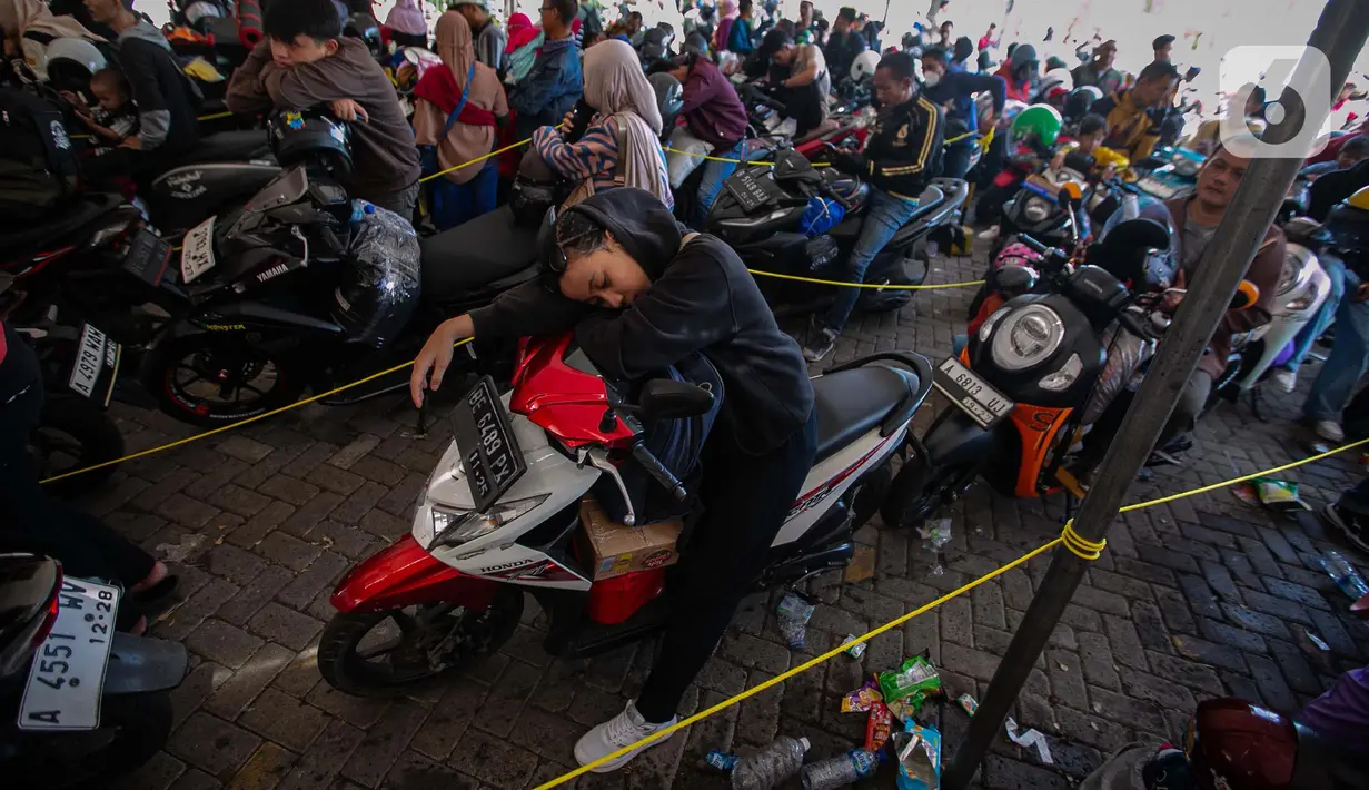 Pemudik pun terpaksa beristirahat di atas kendaraan. (Liputan6.com/Angga Yuniar)