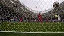 Gol penyeimbang Irak tercipta pada menit ke-68. Saad Natiq menanduk masuk bola sepak pojok Abdulla Jassim Ali. Skor sama kuat 1-1. (AP Photo/Thanassis Stavrakis)
