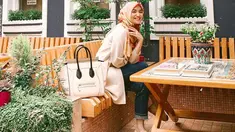 Wanita kelahiran 23 April 1994 ini selalu tampil dengan outfit yang simple salah satunya saat ia memakai hijab berwarna oranye dengan corak merah dipadu atasan berwarna krem dan celana jeans. (Liputan6.com/IG/@citraciki)
