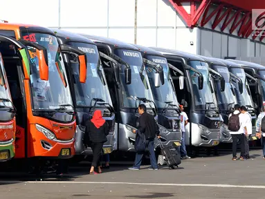 Deretan bus bersiap mengangkut Relawan Pro Jokowi (Projo) untuk berangkat ke Solo, di Kemayoran, Jakarta, Senin, (6/11). Sebanyak 30 bus di berangkatkan dari Jakarta menuju Solo. (Liputan6.com/JohanTallo)