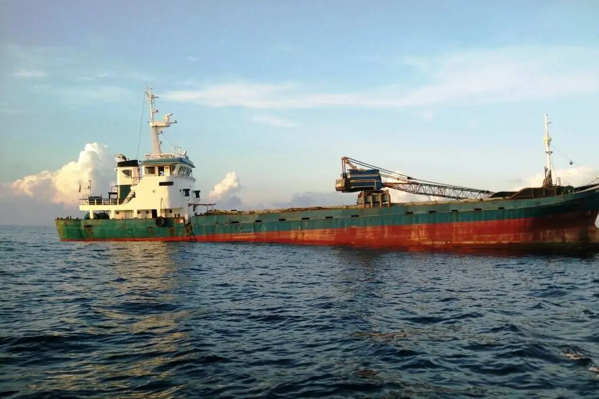 20161001-kapal tenggelam-sumenep-bocor
