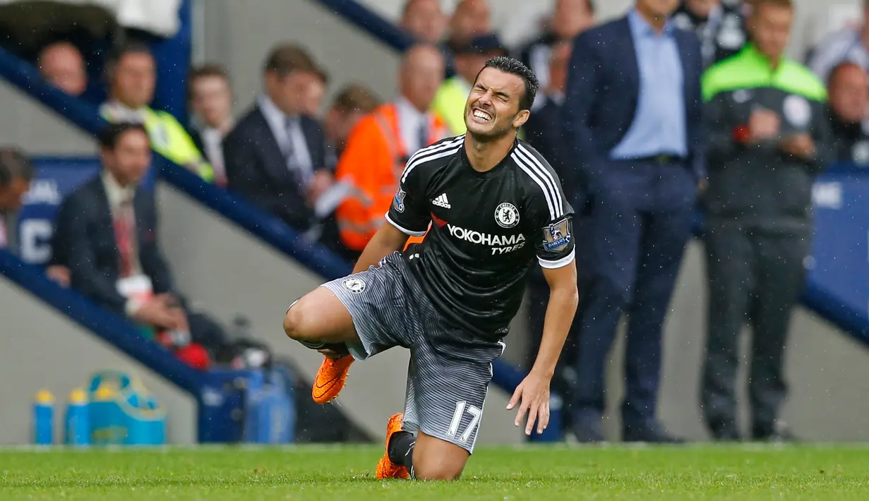 Pedro Rodriguez tampak kesakitan saat laga Chelsea melawan WBA di Stadion The Hawthorns, Inggris, Minggu (23/8/2015). Pada laga itu Pedro menyumbang satu gol dan assist. (Reuters/ Suzanne Plunkett)