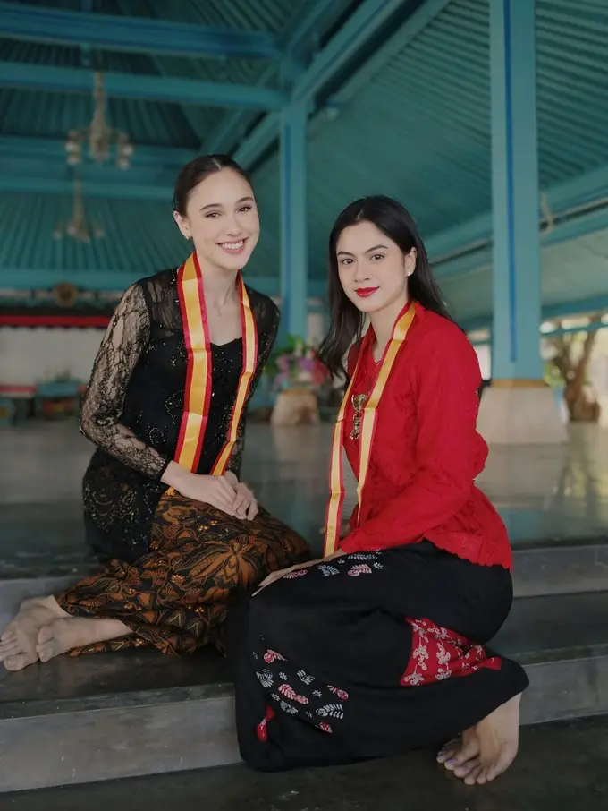 6 Potret Gaya Dua Aktris Muda Hana Saraswati dan Yasmin Napper Kenakan Kebaya saat Belajar Karawitan di Museum Keraton Solo
