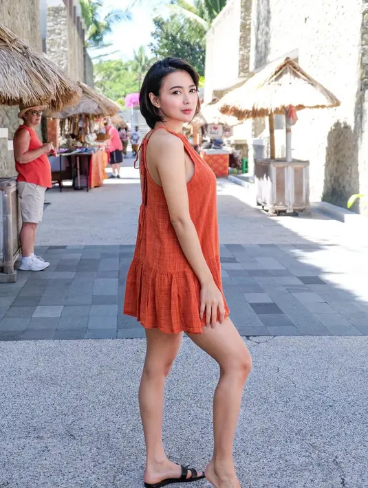 Gaya Wika Salim berpose di jalan memperlihatkan body rampingnya dengan angle foto dari samping. (Instagram/wikasalim)