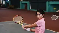 Potret Dian Sastro yang sedang bermain Tenis. (Instagram:@therealdisastr/https://www.instagram.com/p/CiPz9DXPjyC/Geiska Vatikan Isdy)