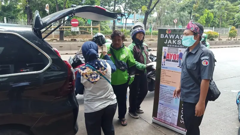 Bawaslu Jaksel menggelar bakti sosial bantu warga terdampak Covid 19.