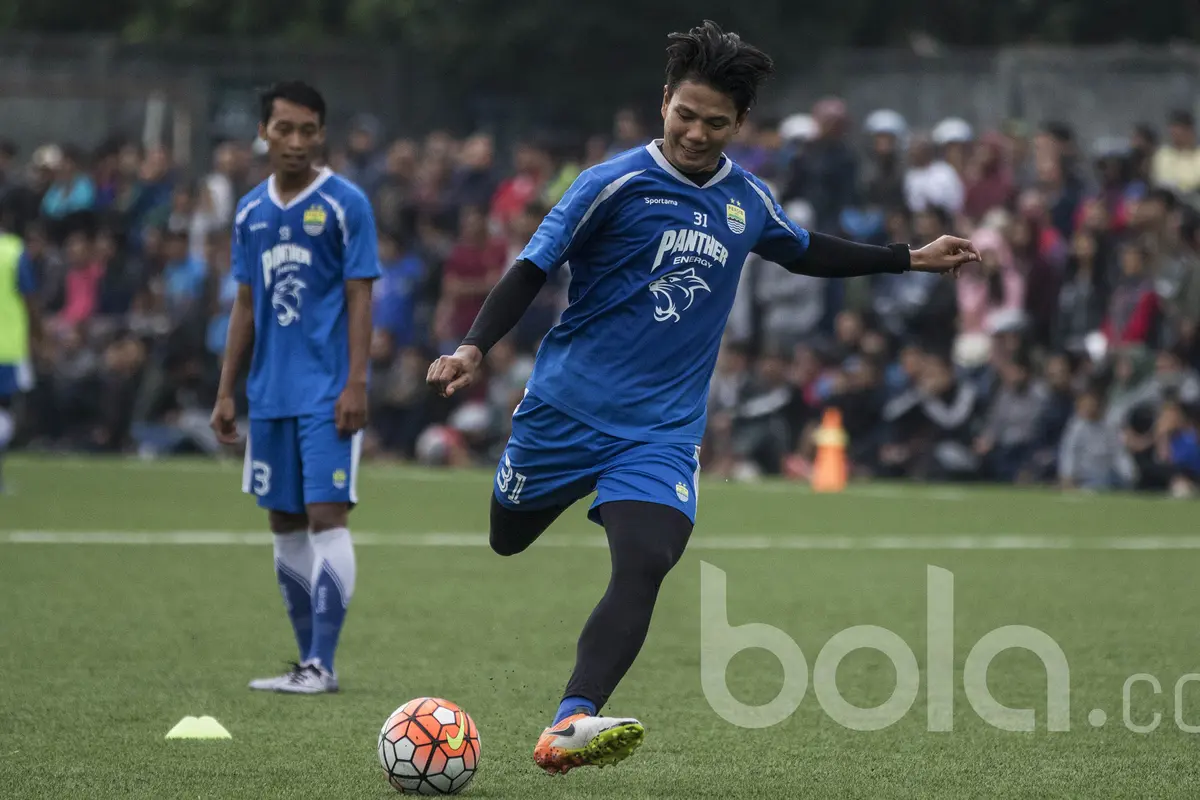 Latihan Persib Dihadiri Ribuan Bobotoh yang Menanti Michael Essien