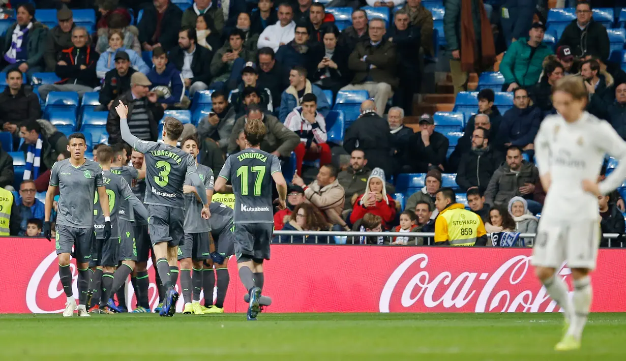 Pemain Real Sociedad merayakan gol mereka ke gawang Real Sociedad pada laga pekan ke-18 La Liga Spanyol di Santiago Bernabeu, Minggu (6/1). Real Sociedad meraih kemenangan 2-0 atas Real Madrid. (AP Photo/Paul White)