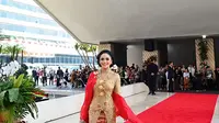 Penampilan Krisdayanti kenakan kebaya brokat emas tak kalah memesona. Paduan selendang dan kain songket merah menambah kesan glamor pada penampilannya. [@krisdayantilemos].