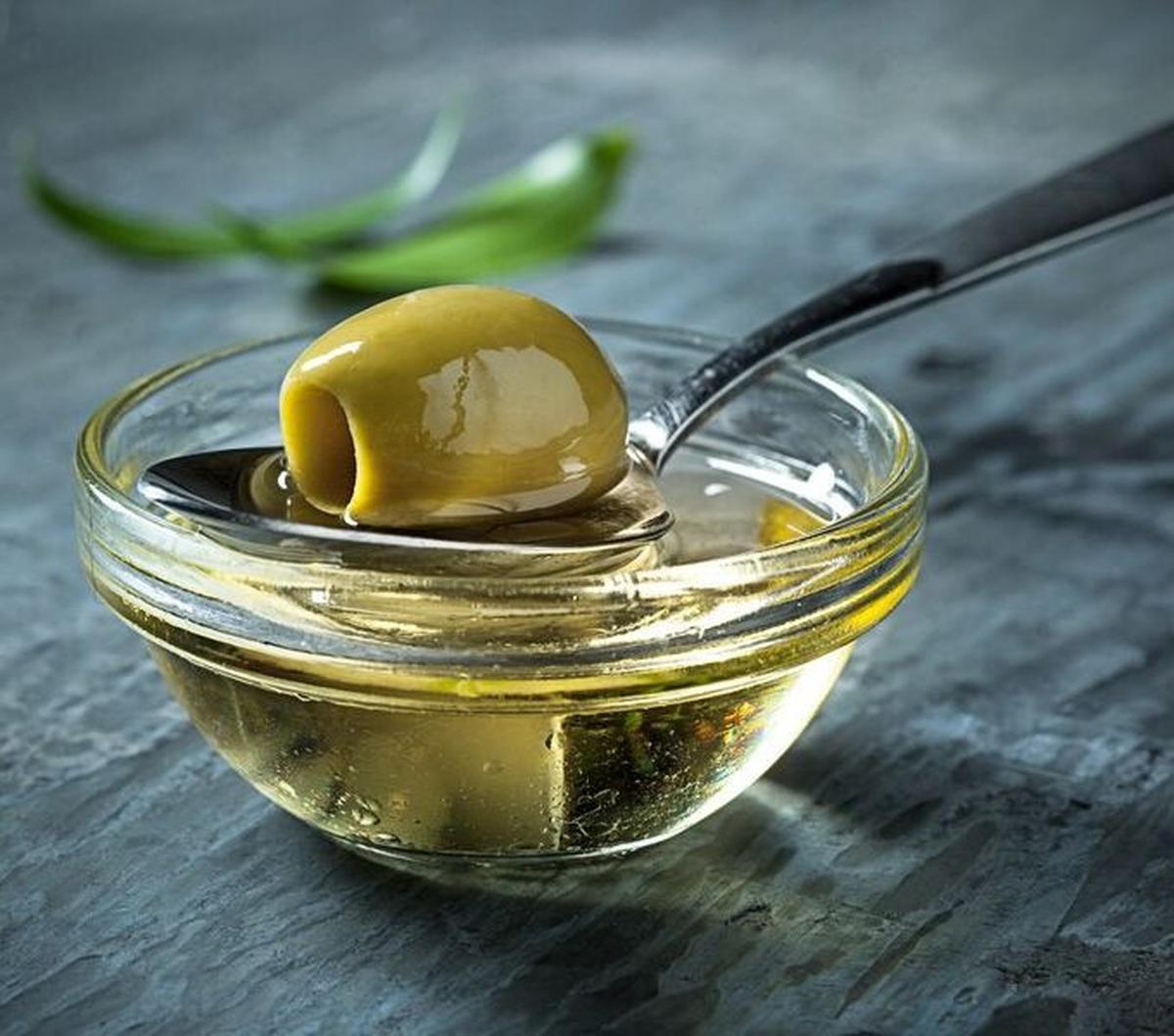 Diperoleh dari penggilingan buah zaitun, minyak ini kaya akan senyawa-senyawa bermanfaat seperti vitamin E, K, lemak omega, dan antioksidan. Berikut adalah beberapa manfaat utama dari minyak zaitun yang patut Anda ketahui.