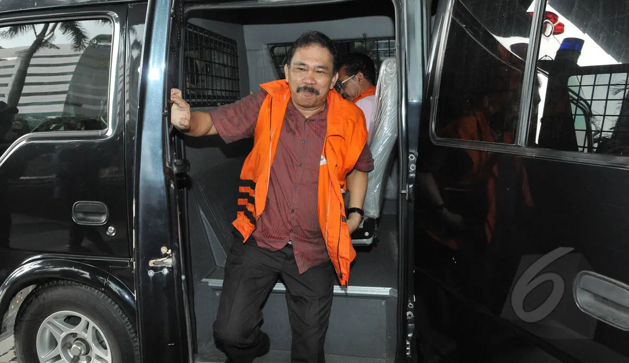 Para tahanan KPK mengikuti ibadah memperingati kenaikan Isa Almasih di gedung KPK, Jakarta, Kamis (14/5/2015). (Liputan6.com/Herman Zakharia)