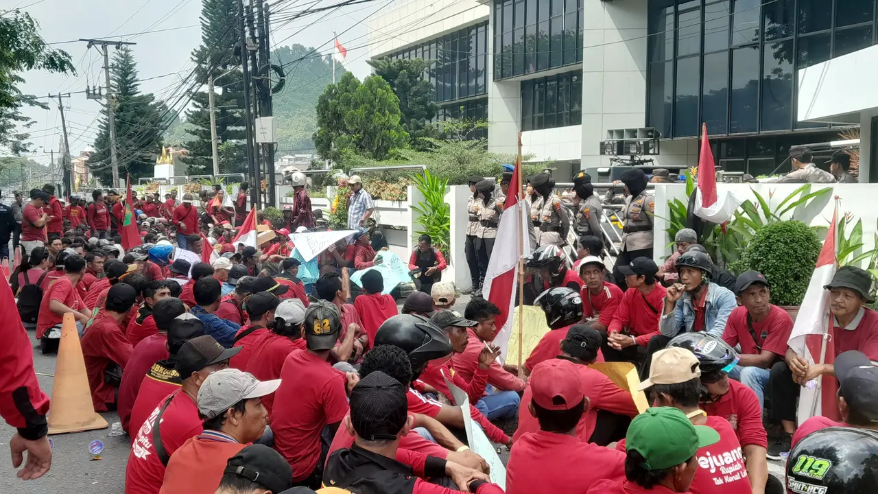 Buruh geruduk kantor PTPN I di Lampung