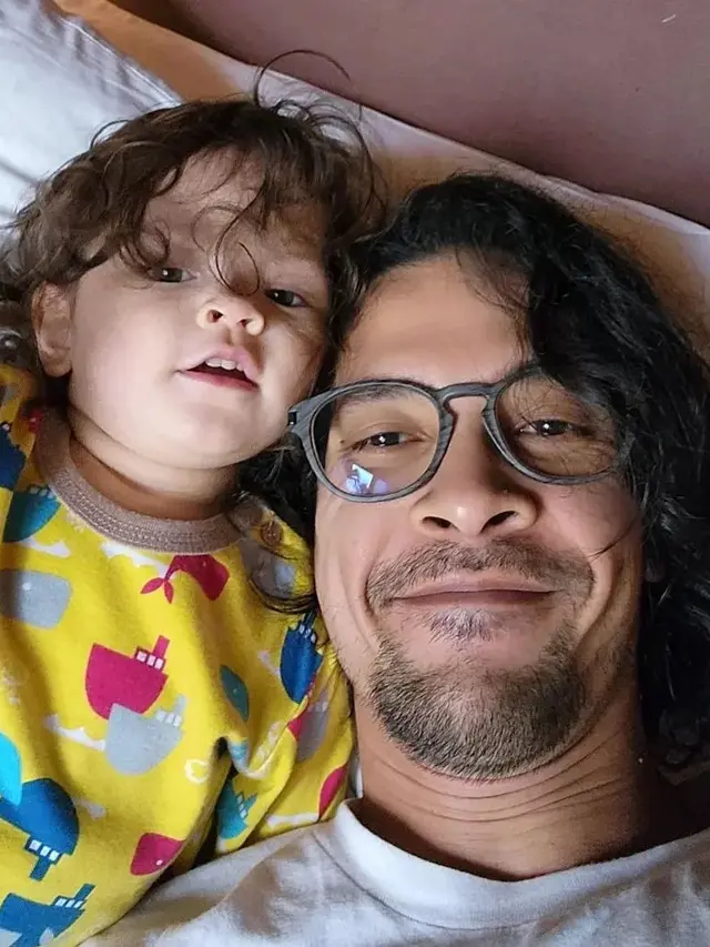 [Fimela] Terlihat Berkarisma, Ini 6 Potret Edward Akbar Saat Momong 2 Anaknya