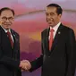 Presiden Indonesia Joko Widodo atau Jokowi (kanan) menyapa Perdana Menteri Malaysia Anwar Ibrahim dalam Konferensi Tingkat Tinggi (KTT) Ke-42 ASEAN di Labuan Bajo, Nusa Tenggara Timur, Rabu (10/5/2023). (Willy Kurniawan/Pool Photo via AP)