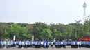 Ratusan Pegawai Negeri Sipil (PNS) mengikuti upacara peringatan Hari Pahlawan di lapangan eks IRTI Monas, Jakarta, Selasa (10/11). Upacara tersebut dipimpin oleh Gubernur DKI Jakarta Basuki T Purnama. (Liputan6.com/Gempur M Surya)