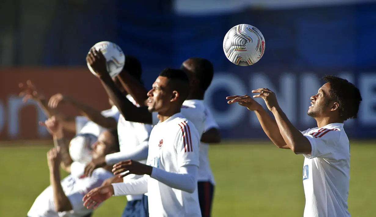 Para pemain Kolombia selama sesi latihan di Brasilia (5/7/2021). Kolombia melaju ke semifinal Copa America 2021 setelah mengalahkan Uruguay lewat drama adu penalti dengan skor 4-2. (AFP/Silvio Avila)