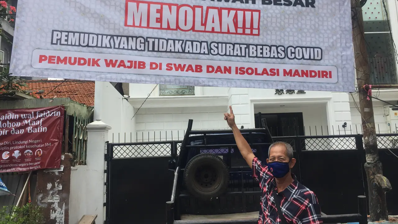 Spanduk warga tolak pemudik yang kembali dari kampung halaman tanpa bawa surat bebas Covid-19