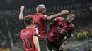 Bek AC Milan, Theo Hernandez berselebrasi dengan rekan setimnya Rafael Leao dan Christian Pulisic setelah mencetak gol ke gawang Torino pada pertandingan lanjutan Liga Serie A Italia di stadion San Siro di Milan, Italia, Minggu, 27 Agustus 2023. (AP Photo/Luca Bruno)