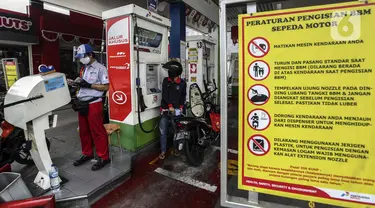 Pengendara sepeda motor mengisi BBM di salah satu SPBU di Jakarta, Senin (4/1/2021). PT Pertamina (Persero) secara resmi menerapkan digitalisasi pada 5.518 SPBU yang tersebar di seluruh Indonesia. (Liputan6.com/Johan Tallo)