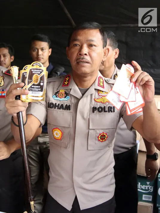 Kapolda Metro Jaya Irjen Pol Idham Azis (tengah) dan jajaraannya menunjukkan barang bukti saat rilis hasil operasi miras di Polda Metro Jaya, Jakarta, Jumat (20/4). Jajaran Polda Metro Jaya berhasil menyita 39.834 botol miras. (Liputan6.com/Arya Manggala)