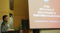 Menteri Dalam Negeri Tjahjo Kumulo memberikan pidato saat Pencanangan dan Penandatanganan Piagam Zona Integritas di Kantor Kemendagri, Jakarta, Senin (14/9/2015). Kemendagri menjadi Proyek percontohan Zona Integritas. (Liputan6.com/Faizal Fanani)