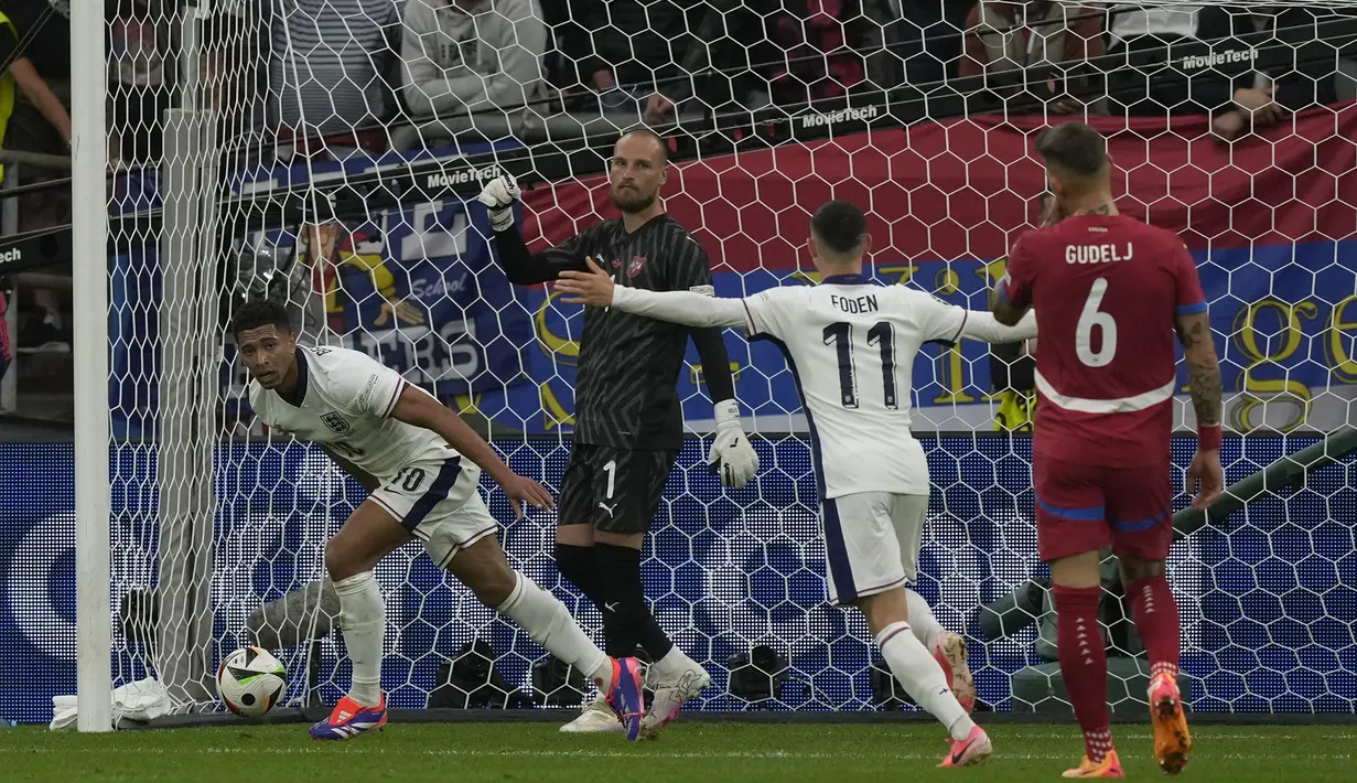 Jude Bellingham yang menjadi pencetak gol tunggal kemenangan Inggris atas Serbia menorehkan 3 rekor sekaligus. Pertama, ia menjadi pemain Inggris pertama yang mencetak gol di Piala Dunia dan Euro saat membela klub di luar Inggris. Pada Piala Dunia 2022 ia berstatus pemain Borussia Dortmund, sementara saat mencetak gol di Euro 2024 ia tengah membela Real Madrid. (AP Photo/Frank Augstein)