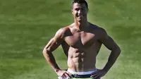 Bintang Real Madrid, Cristiano Ronaldo, memamerkan ototnya pada sesi latihan tim di Valdebebas, Madrid, Minggu (16/11/2015) waktu setempat. (dok. Instagram)