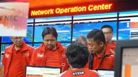 Dirut Telkomsel Ririek Adriansyah (ketiga dari kiri) beserta jajaran direksi Telkomsel saat kunjungan ke Network Operation Center Telkomsel.