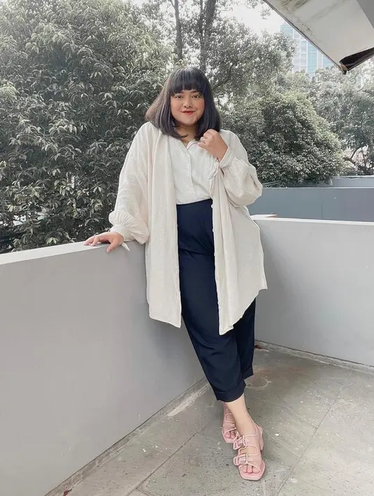 Atau bisa juga menambahkan fashion item yang stylish berupa cardigan panjang yang bisa memberikan kesan tubuh ramping dan tinggi saat menggunakan celana kulot (Instagram/bylizzieparra).