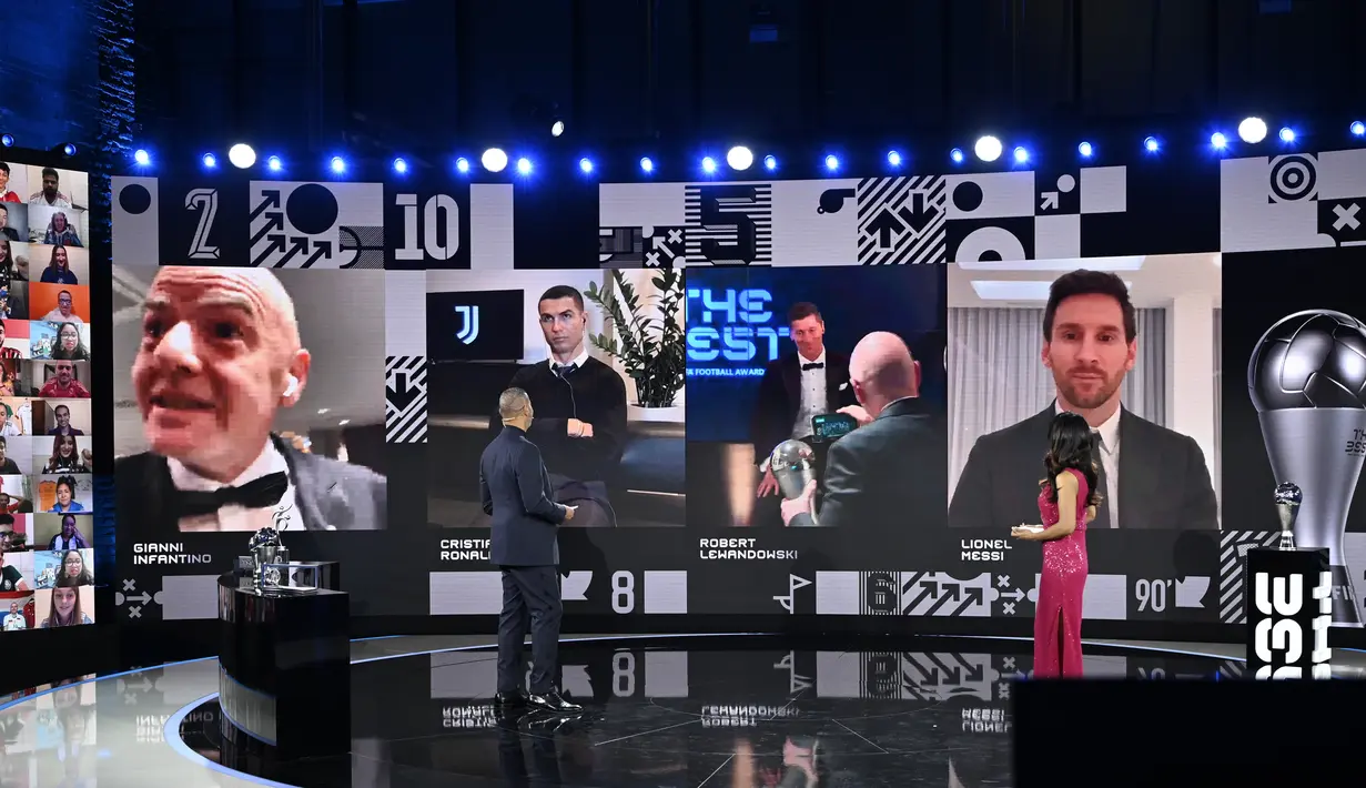 Pembawa acara Reshmin Chowdhury (kanan) dan mantan pemain Belanda Ruud Gullit (kiri) mengumumkan penghargaan pemain terbaik kepada Robert Lewandowski dari Polandia yang menerima dari Presiden FIFA Gianni Infantino dalam Upacara Penghargaan Sepak Bola FIFA Terbaik di Zurich, Swiss, Jumat (18/12/2020)