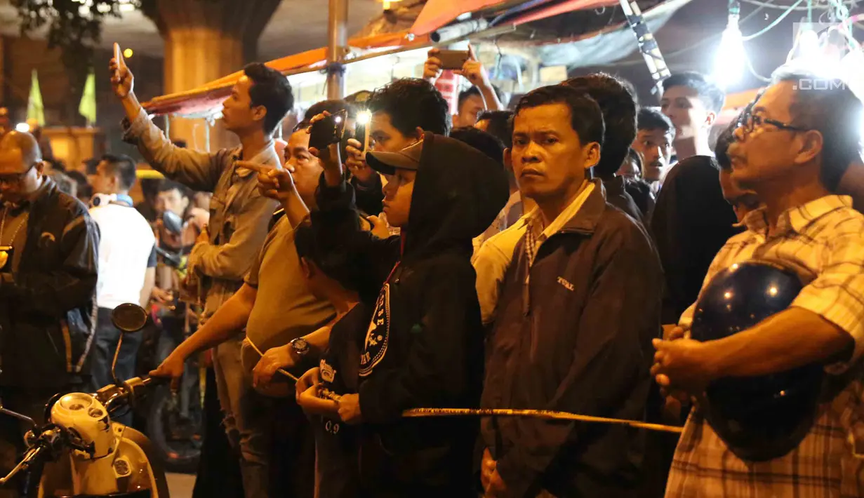 Warga memadati lokasi ledakan di Terminal Kampung Melayu, Jakarta, Rabu (24/5). (Liputan6.com/Angga Yuniar)