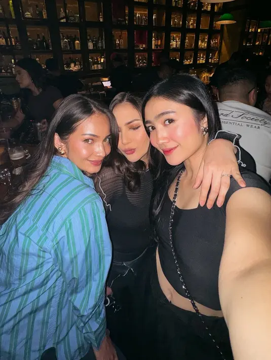 Ketiganya tampil cantik mengenakan busana kasual, bak geng anak SMA, dengan kemudaan yang seakan tak pernah luntur. [Foto: Instagram/febbyrastanty]