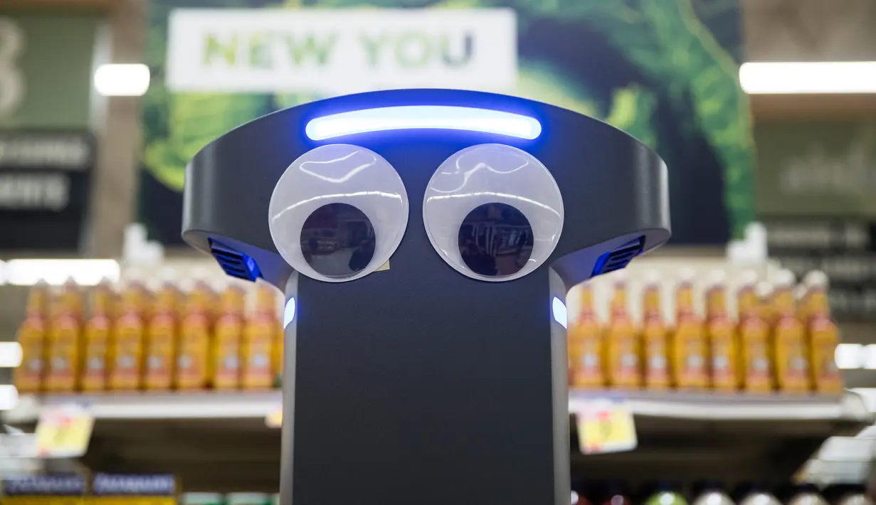 Robot bernama Marty berdiri di pasar swalayan Giant Food Stores di Harrisburg, Pennsylvania, AS, Selasa (15/1). Giant Food Stores mempekerjakan robot lucu bermata besar tersebut sebagai karyawan. (AP Photo/Matt Rourke)