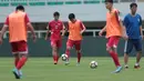 Para pemain Korea Utara melakukan sesi uji coba lapangan di Stadion Pakansari, Bogor, (26/4/2018). Korea Utara akan mengikuti ajang PSSI Anniversarry Cup 2018. (Bola.com/Nick Hanoatubun)