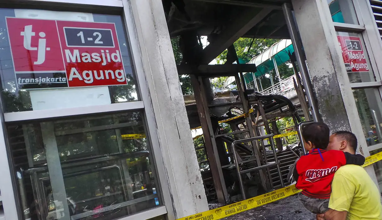 Halte Masjid Agung Al-Azhar ditutup akibat ikut terbakar bersama dengan Bus Transjakarta pagi tadi, Kamis (28/8/14). (Liputan6.com/Faizal Fanani)