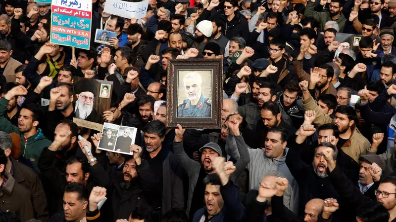 Masyarakat Iran melakukan protes usai kematian Jenderal Militer Qasem Soleimani.