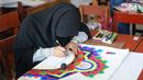 Peserta membuat kaligrafi kategori mushaf Alquran pada lomba MTQ Tingkat Kota Tangerang Selatan, Banten, Selasa (18/9). Lomba MTQ dilangsungkan pada tanggal 17 hingga 20 September 2018. (Merdeka.com/Arie Basuki)