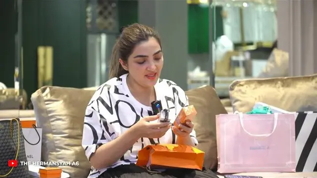 7 Potret Ashanty Buka Kado Ultah, Dapat Hadiah Parfum Hingga Perhiasan Branded