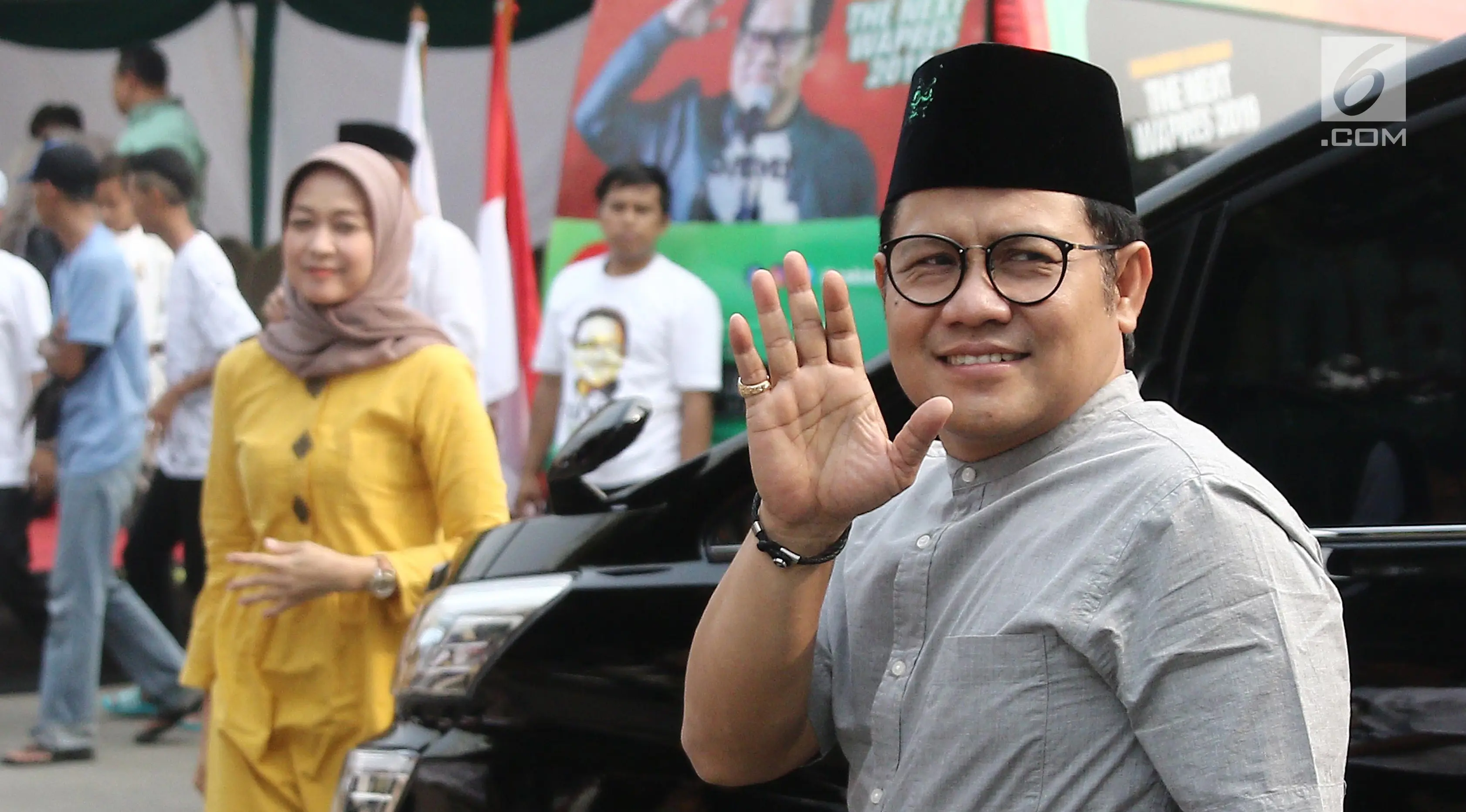 Ketua Umum PKB Muhaimin Iskandar bersiap melepas peserta mudik gratis PKB di kawasan Cikini, Jakarta, Minggu (10/6). PKB menggelar mudik bersama dengan nama 