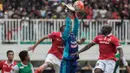 Kiper PS TNI, Teguh Amiruddin, duel udara dengan striker Persija Jakarta, Emmanuel Kenmogne, pada laga Torabika Soccer Championship 2016 di Stadion Pakansari, Bogor, Jumat (15/10/2016). Persija menang 2-1 atas PS TNI. (Bola.com/Vitalis Yogi Trisna)