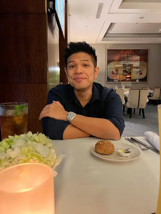 Pergi berdua tanpa anak-anak, Artika dan Baim saling memotret satu sama lain. Pemilik nama Ibrahim Imran ini menampilkan wajah bahagia saat makan malam bersama sang istri tercinta. Terdapat lilin dan bunga yang memperindah meja makan pasangan suami istri ini. (Liputan6.com/IG/@artikasaridevi)