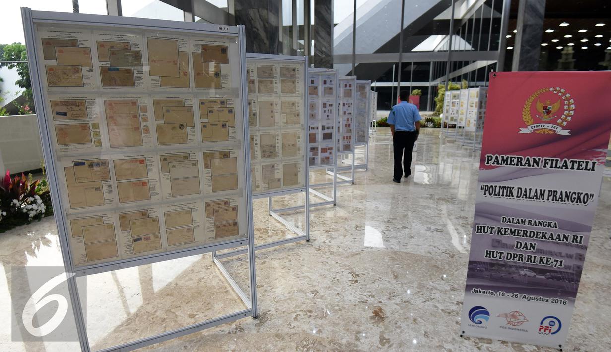 Sebanyak 960 lembar koleksi perangko dipamerkan saat Pameran "Politik dalam Prangko" di Komplek Parlemen Senayan, Jakarta, Kamis (19/8). Koleksi perangko dari tahun 1700-an tersebut mengabadikan peristiwa politik pada zamannya. (Liputan6.com/Johan Tallo)