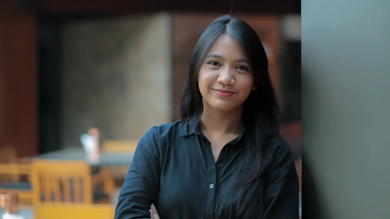 wanita mei bersedekap