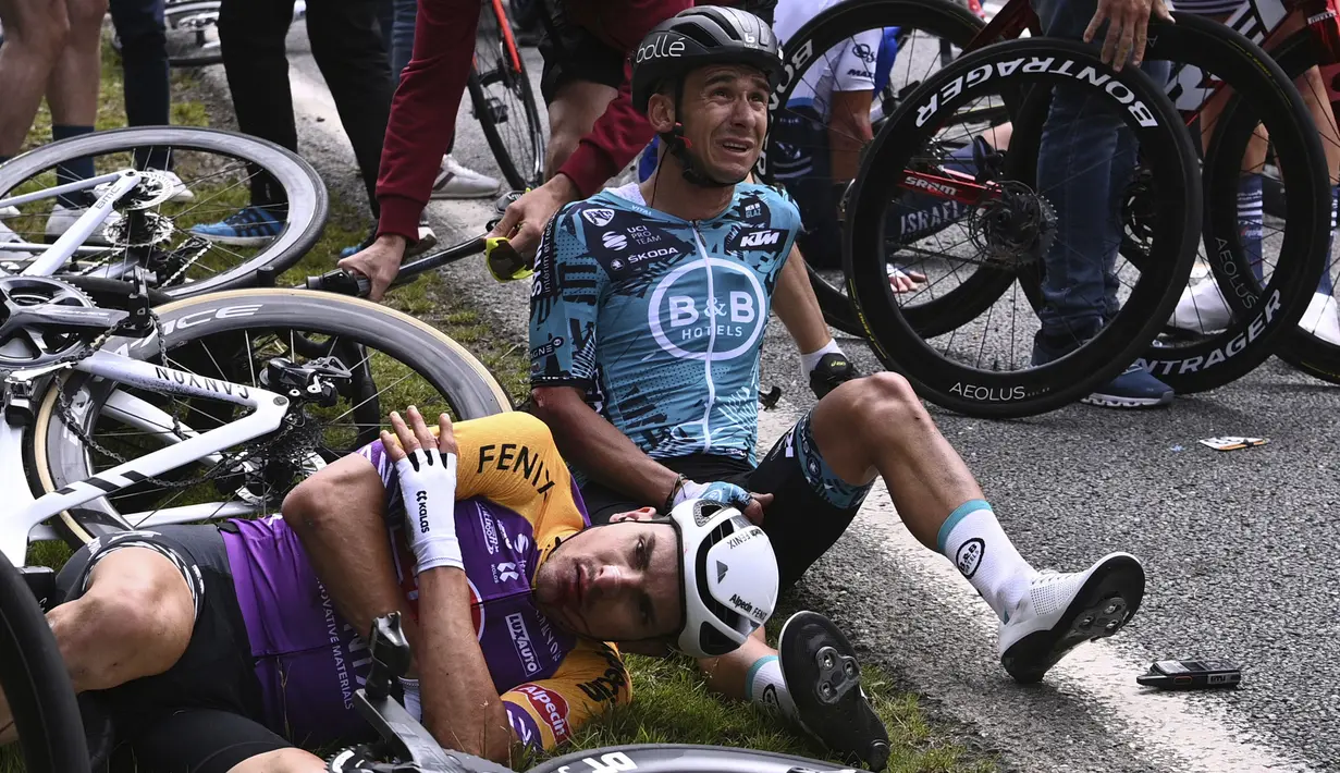 Kecelakaan disebabkan oleh suporter yang terlalu dekat dengan jalan dan tak menyadari dirinya terlalu dekat dengan peloton, sehingga pembalap Tim Jumbo-Visma, Tony Martin tak sengaja menabraknya dan mengawali kecelakaan massal. (Foto: AFP/Pool/Anne-Christine Poujoulat)