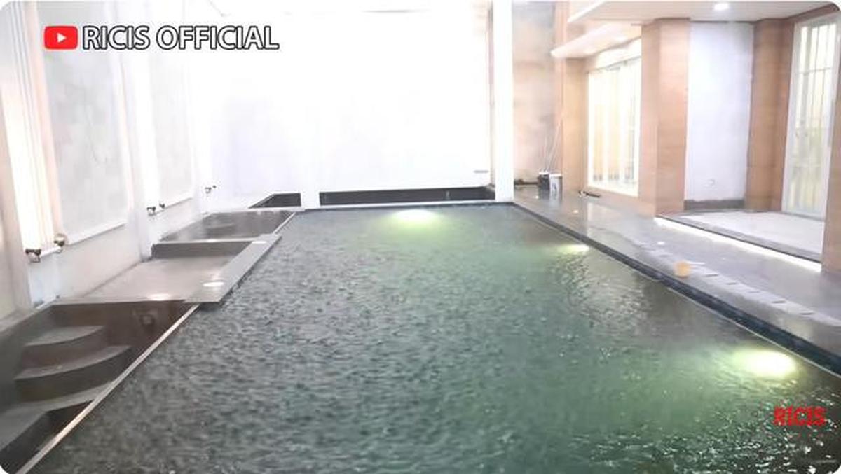 6 Potret Kolam Renang di Rumah Baru Ria Ricis, Dalamnya 5 Meter