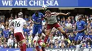 Pemain Chelsea, Jeremie Boga (2kiri) berduel dengan pemain Burnley, James Tarkowski pada laga perdana Premier League di Stamford Bridge, (12/8/2017). Chelsea kalah 2-3. (AFP/Ian Kington)